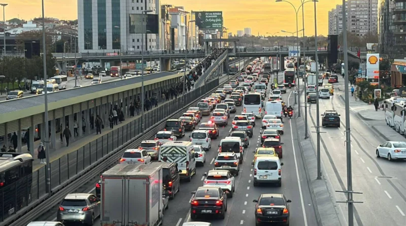 İstanbul’da Bazı Yollar Trafiğe Kapatıldı